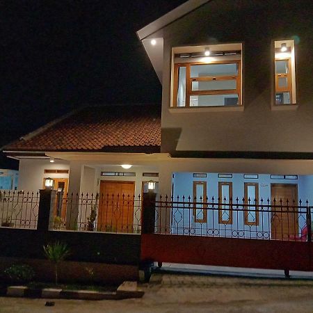 Guesthouse - Lubna Homestay Kuningan Buitenkant foto