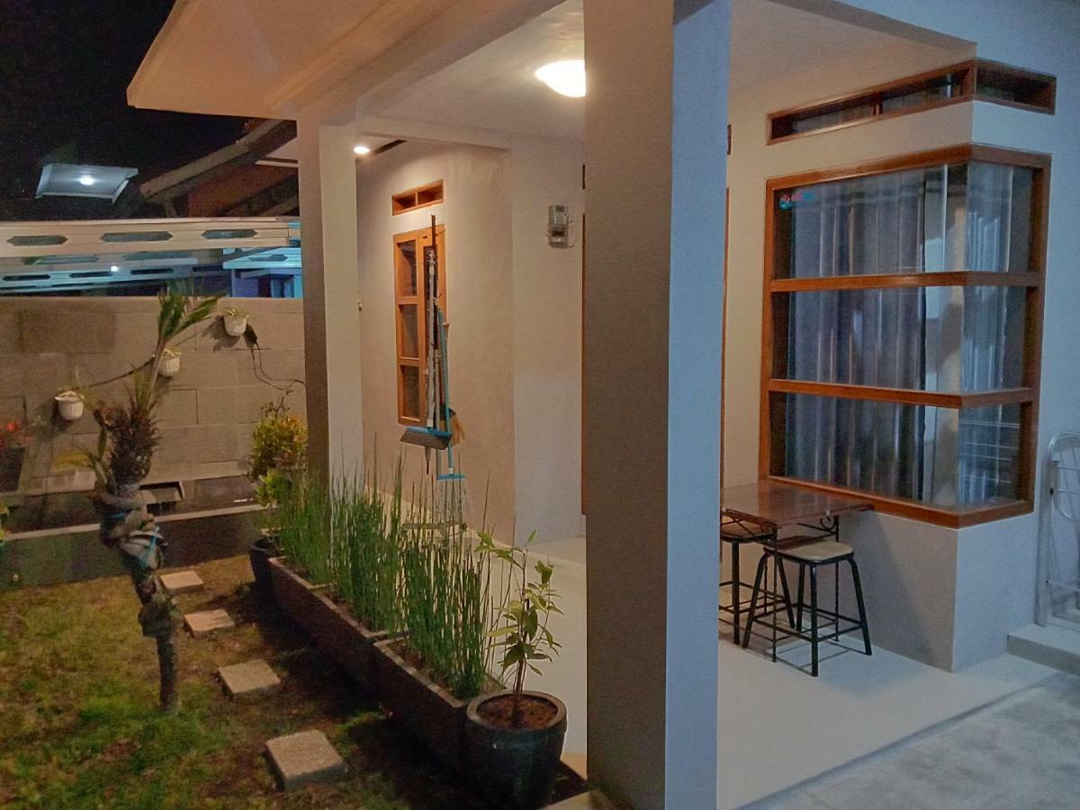 Guesthouse - Lubna Homestay Kuningan Buitenkant foto